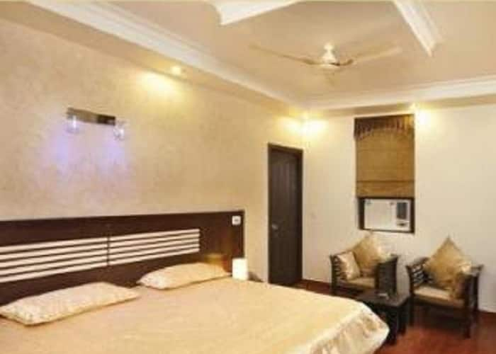 https://imgcld.yatra.com/ytimages/image/upload/t_hotel_yatra_details_desktop/v1433228579/Domestic Hotels/Hotels_Gurgaon/Manan Heritage/Bedroom_3.jpg